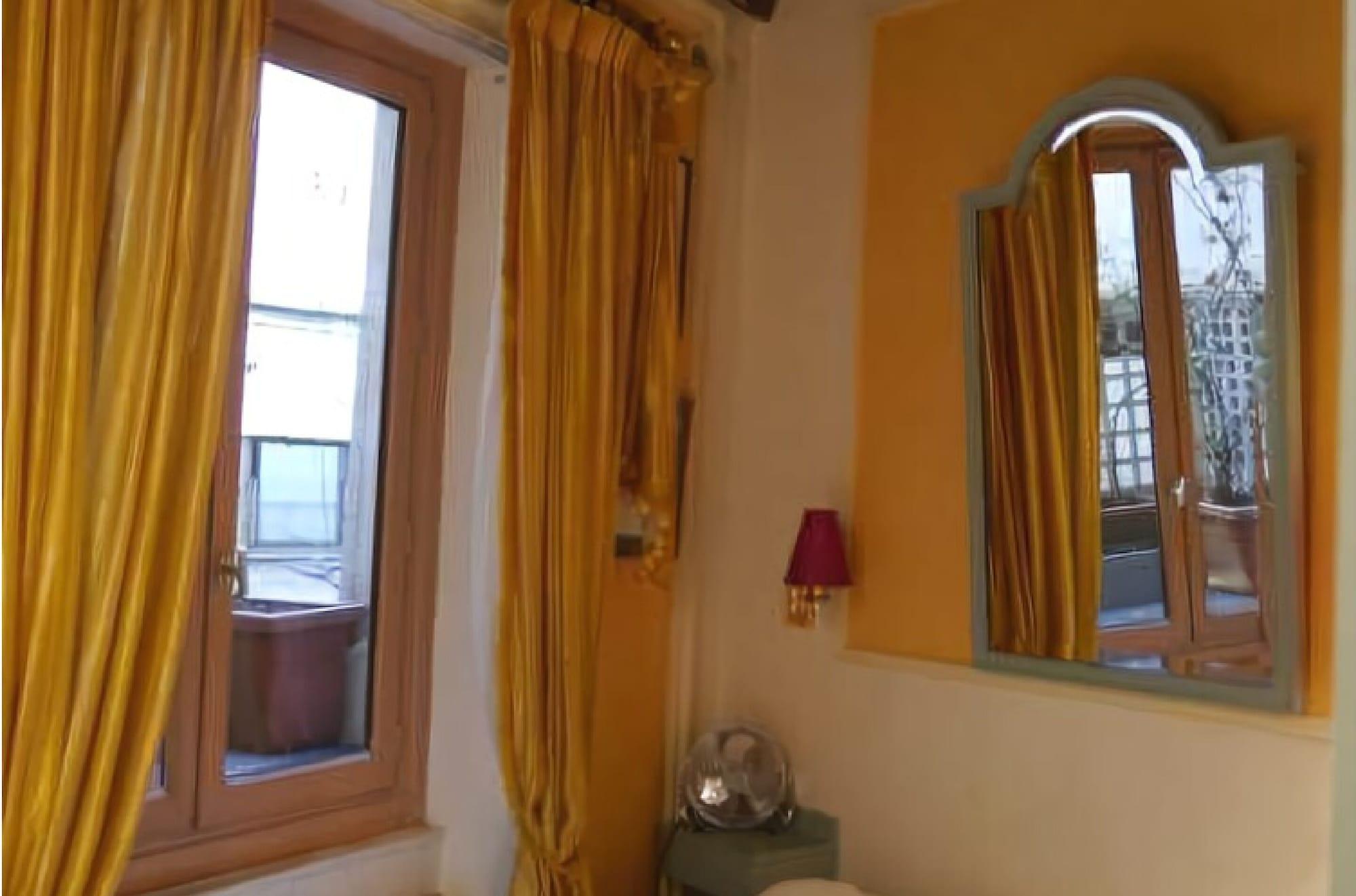 Hotel Les Degres De Notre Dame Paris Bagian luar foto