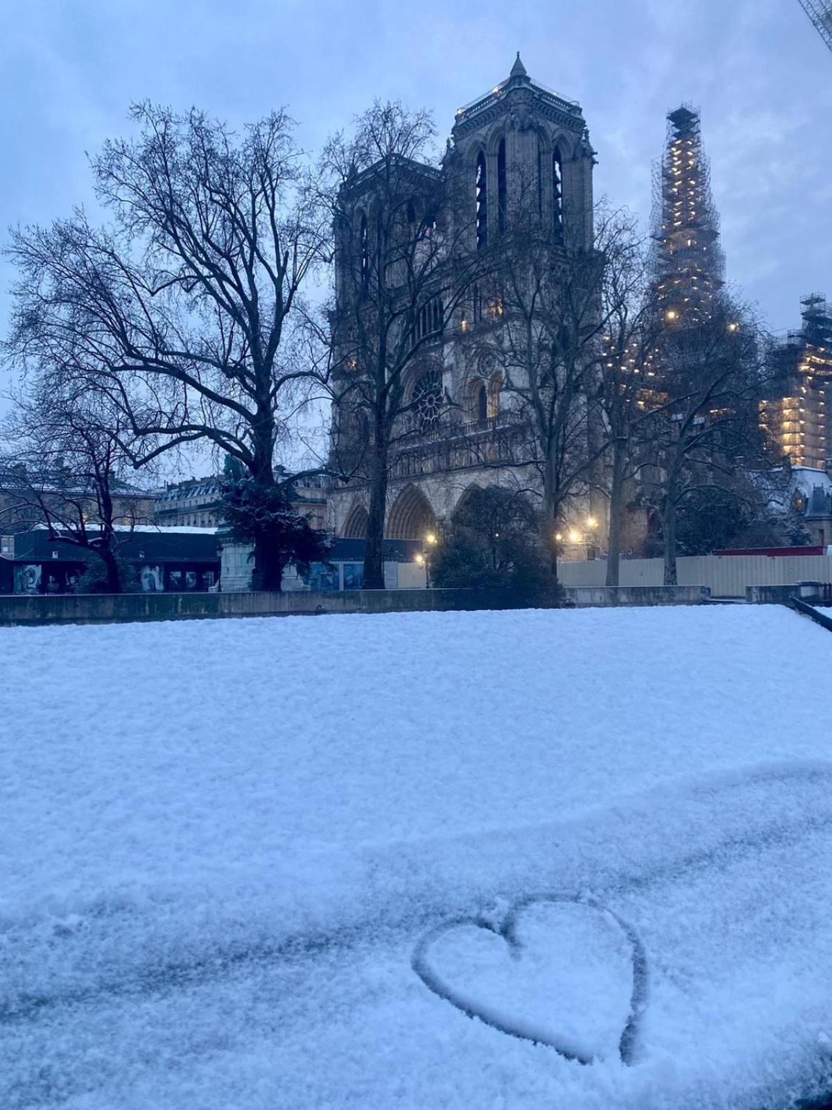 Hotel Les Degres De Notre Dame Paris Bagian luar foto