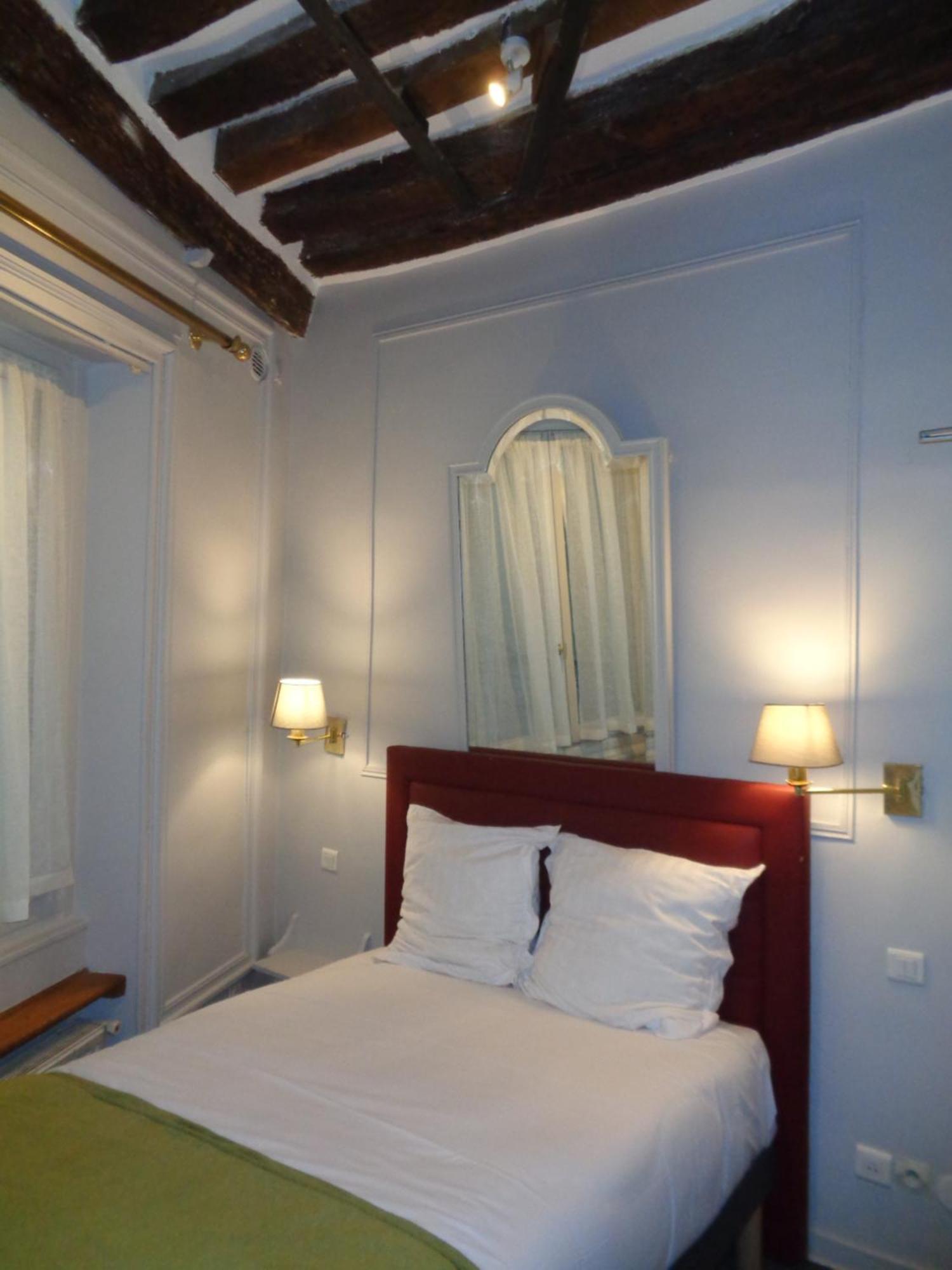 Hotel Les Degres De Notre Dame Paris Bagian luar foto