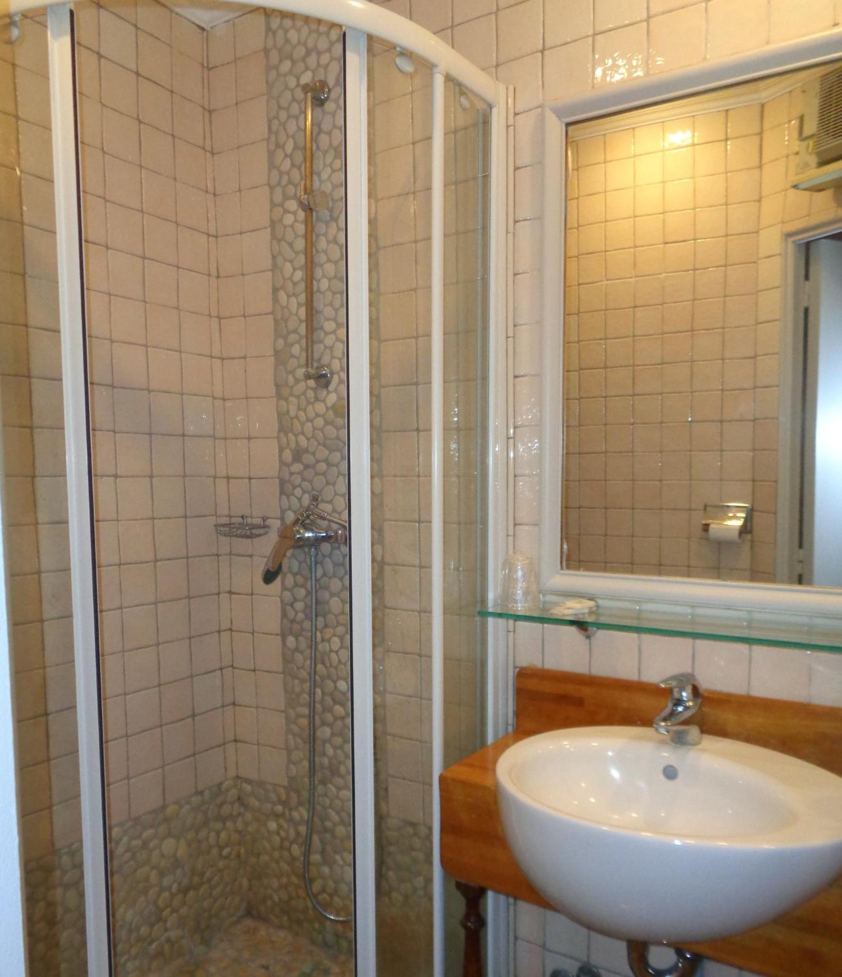 Hotel Les Degres De Notre Dame Paris Bagian luar foto